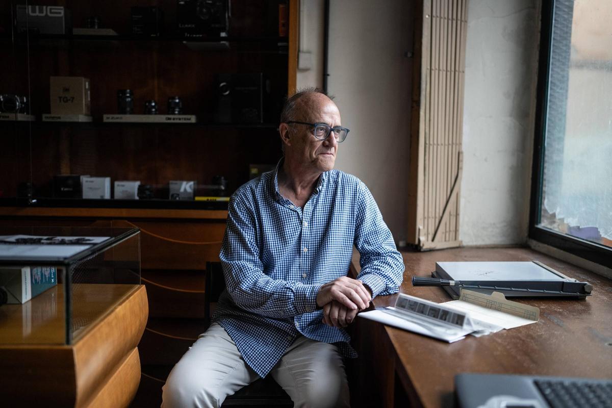 Pere Monistrol propietario de una mítica tienda fotos que cierra tras 108 años por falta de relevo generacional