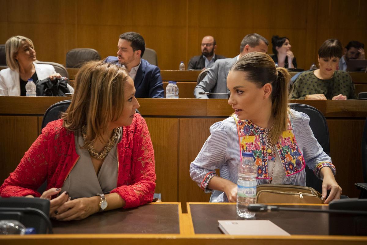 Mayte Pérez y Maru Díaz conversan en las Cortes, en su etapa como consejeras del Gobierno de Aragón.