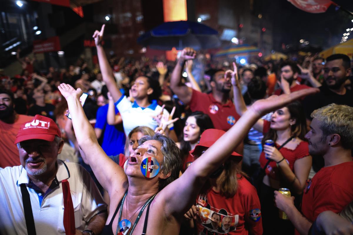 AME9561. SAO PAULO (BRASIL), 30/10/2022.- Simpatizantes de Luiz Inácio Lula da Silva celebran los resultados de la segunda ronda de las elecciones presidenciales hoy, en Sao Paulo (Brasil). El exmandatario Luiz Inácio Lula da Silva ganó este domingo la segunda vuelta de las elecciones presidenciales en Brasil con un 50,83 % frente al 49,17 % que obtuvo el actual gobernante, Jair Bolsonaro, con el 98,81 % de las urnas escrutadas. EFE/ Ettore Chiereguini