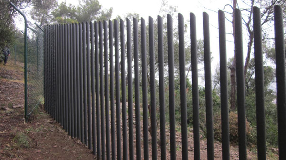 Una tanca carcerària al parc Güell. Heus aquí una mostra del futur tancament del parc Güell de Barcelona, una tanca metàl·lica de 2,20 metres d’altura. Sembla més pròpia d’una presó que d’un parc de la magnitud d’aquest, que és com un bosc dins de la ciutat. ¿Quan es decidiran els polítics municipals a consultar amb els veïns abans d’efectuar canvis en un lloc tan visitat? La prova de les tanques es troba a l’entrada del parc, a l’altura de la Casa Trias.