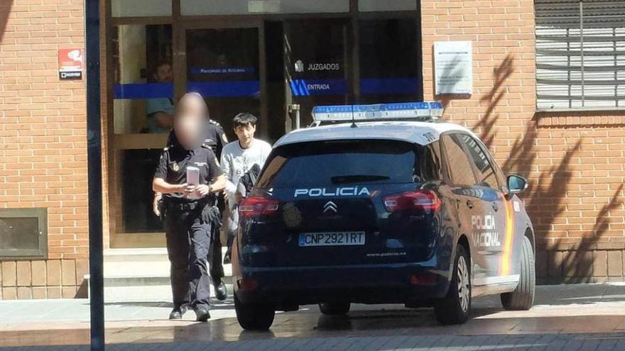 El agresor, a su salida de los Juzgados de Langreo ayer por la tarde.