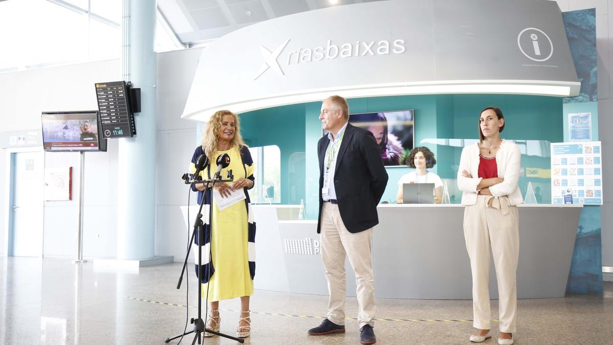 Carmela Silva y Antonio Rodríguez en la oficina de turismo del aeropuerto de Peinador