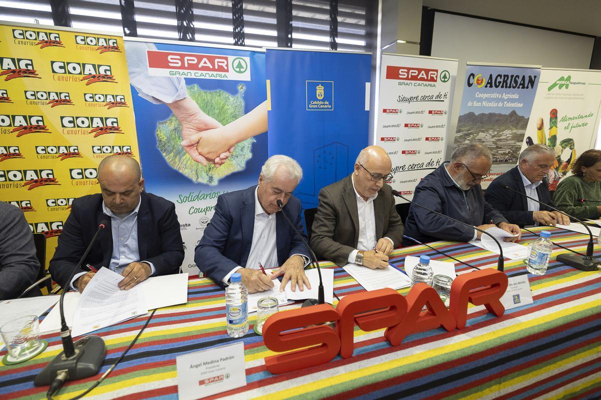 Firma del convenio de SPAR Gran Canaria con las diferentes autoridades y representantes