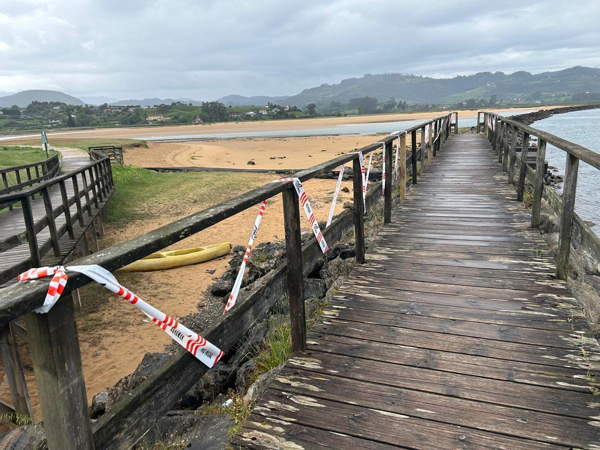 El PP denuncia el abandono de la senda del parque playa de Rodiles, en imágenes