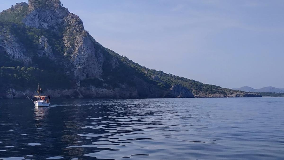 Una embarcación en la Reserva Marina del Llevant.