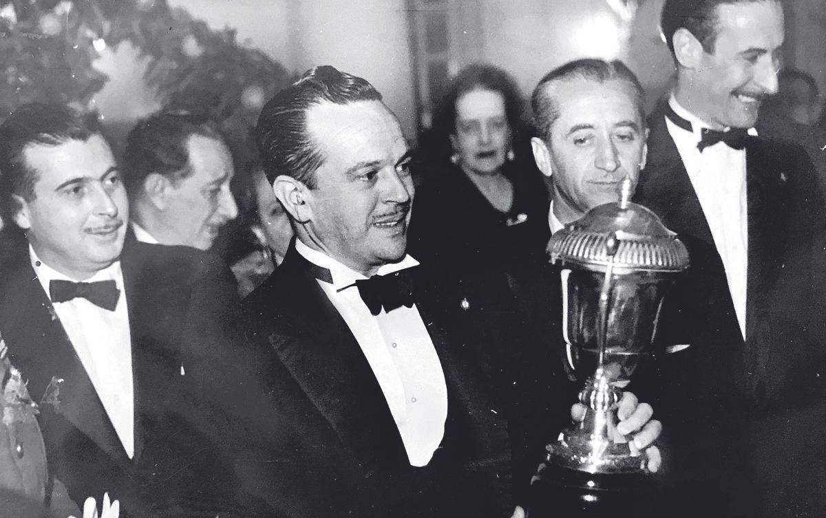 En primer plano, el periodista malagueño Sebastián Souvirón Utrera.