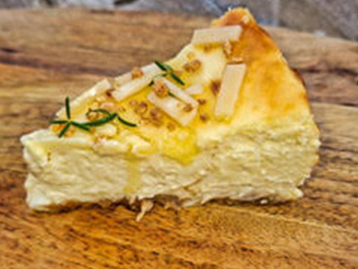 Restaurante La Pizana (Lorquí): Tarta de Queso de Murcia DOP fresco y curado, miel de tomillo y almendra crocante