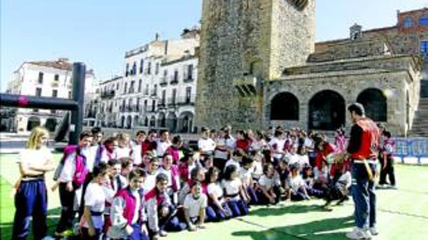 El rugby y sus valores se apoderan de la plaza Mayor de Cáceres ayer y hoy