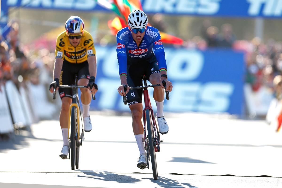 Mathieu Van der Poel derrotó a Wout van Aert en la Copa del Mundo de Ciclocross UCI - Benidorm Costa Blanca 2023.