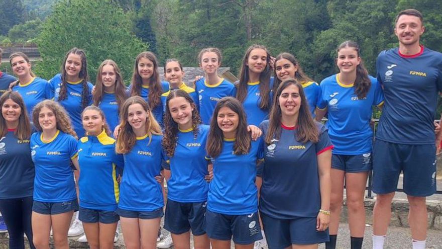 El equipo infantil que participa en el torneo de Cangas del Narcea. |
