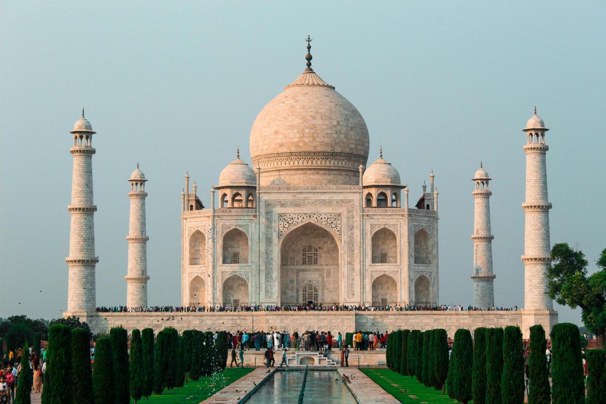 El Taj Mahal es uno de los monumentos imprescindibles que no puedes perderte si vas a India.