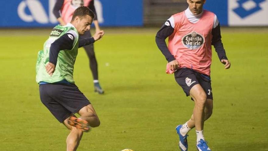 Oriol Riera y Fernando Navarro, ayer en Riazor.