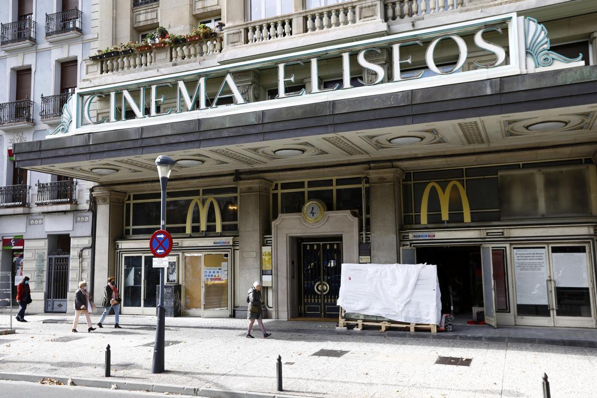 FACAHADA DEL CINEMA ELISEOS CON LAS LETRAS CORPORATIVAS DE MCDONALDS, COMIDA BASURA
