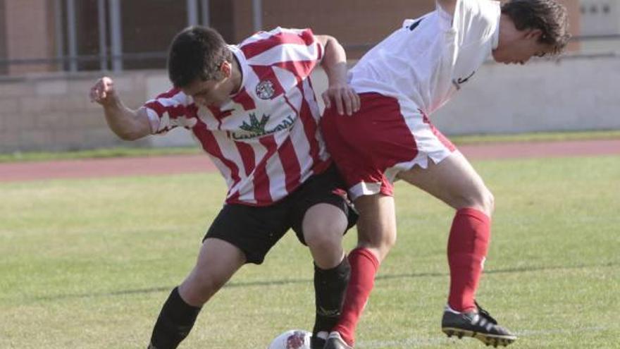 Un jugador rojiblanco arrebata el cuero a uno de los futbolistas del Universidad de Valladolid.