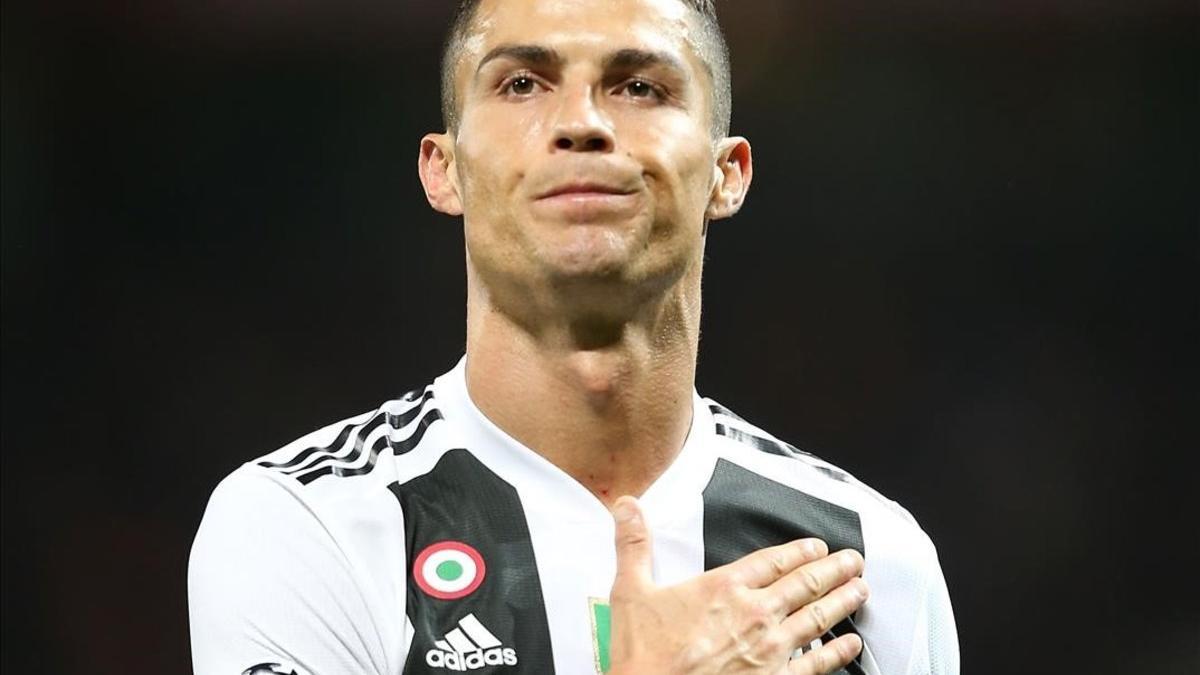 Cristiano Ronaldo agradece la muestras de cariño de la grada de Old Trafford tras la visita de la Juventus al Manchester United.