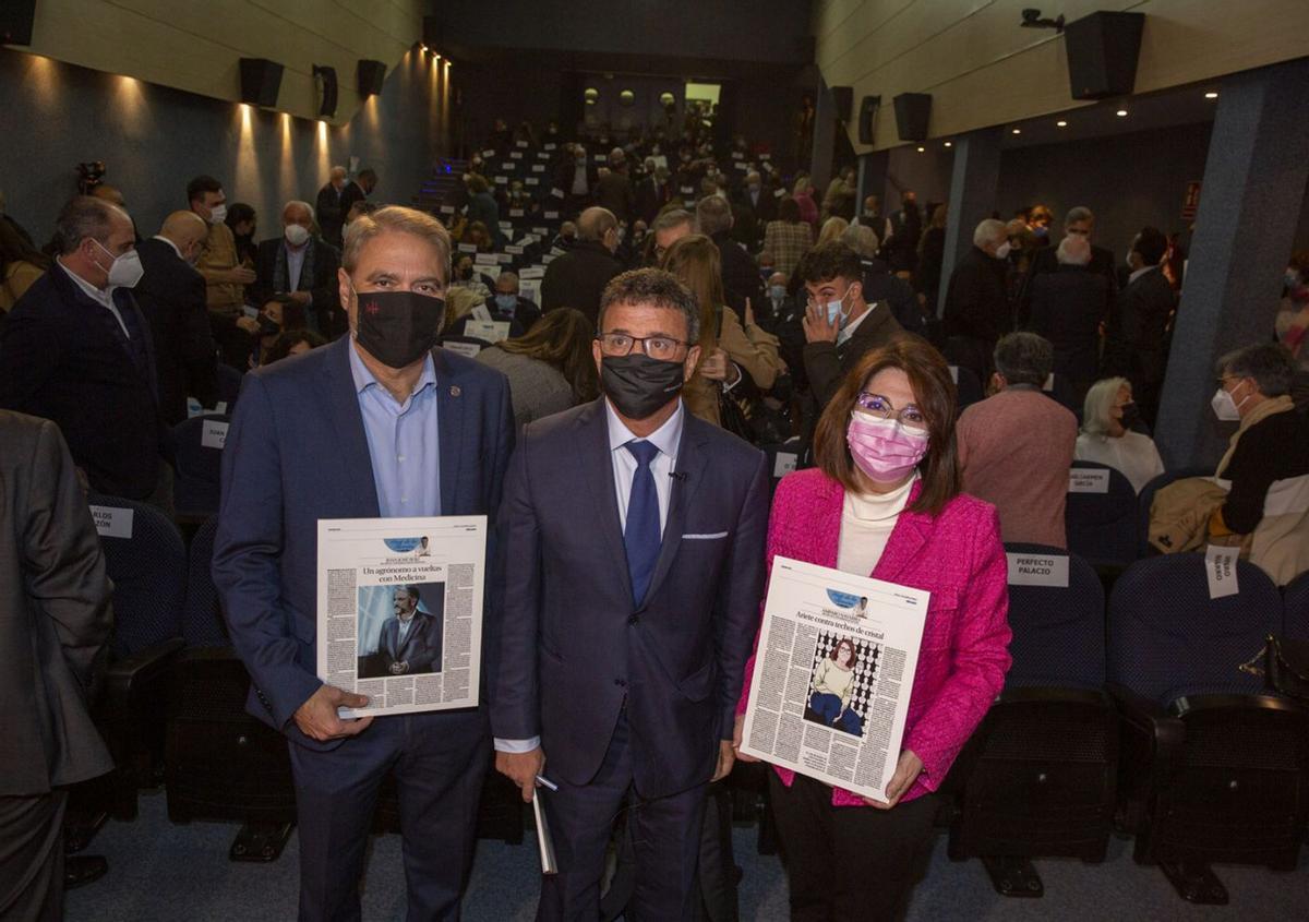 La periodista Pirula Arderius y su hija, Pino Alberola, posan con el autor. Al lado, con el torero José María Manzanares y familiares. | RAFA ARJONES