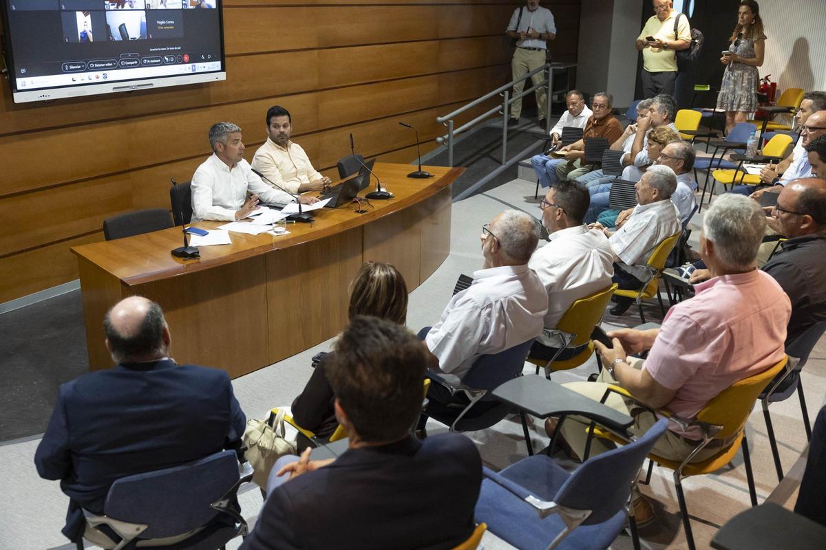 El consejero de Agricultura del Gobierno de Canarias, Narvay Quintero, se ha reunido este lunes con representantes de las organizaciones profesionales agrarias y del sector agroindustrial, asociaciones de productores y la patronal para analizar los efectos del nuevo Marco Financiero Plurianual 2028-2034 propuesto por la ComisiÃ³n Europea. EFE/Miguel Barreto