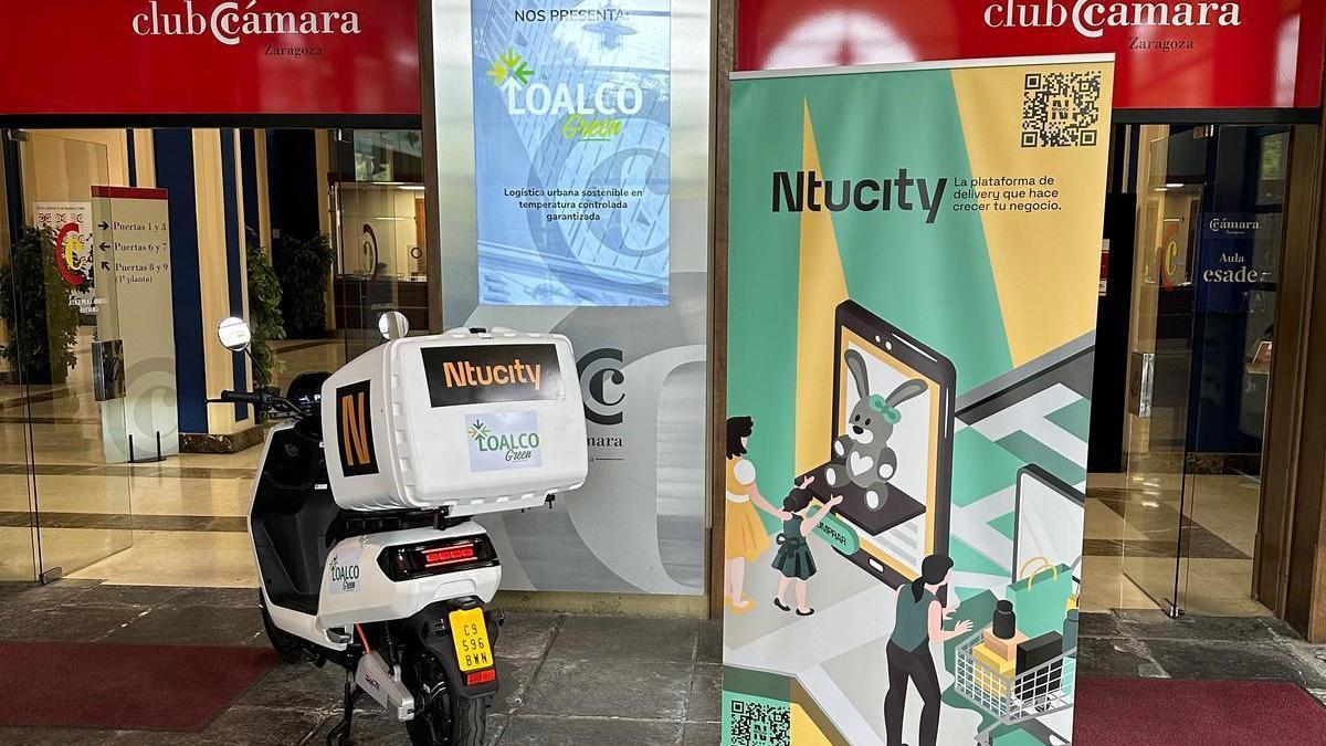 Una moto de reparto con los logos de Ntucity y Loalco, que persiguen ayudar en la digitalización a las pymes y micropymes.