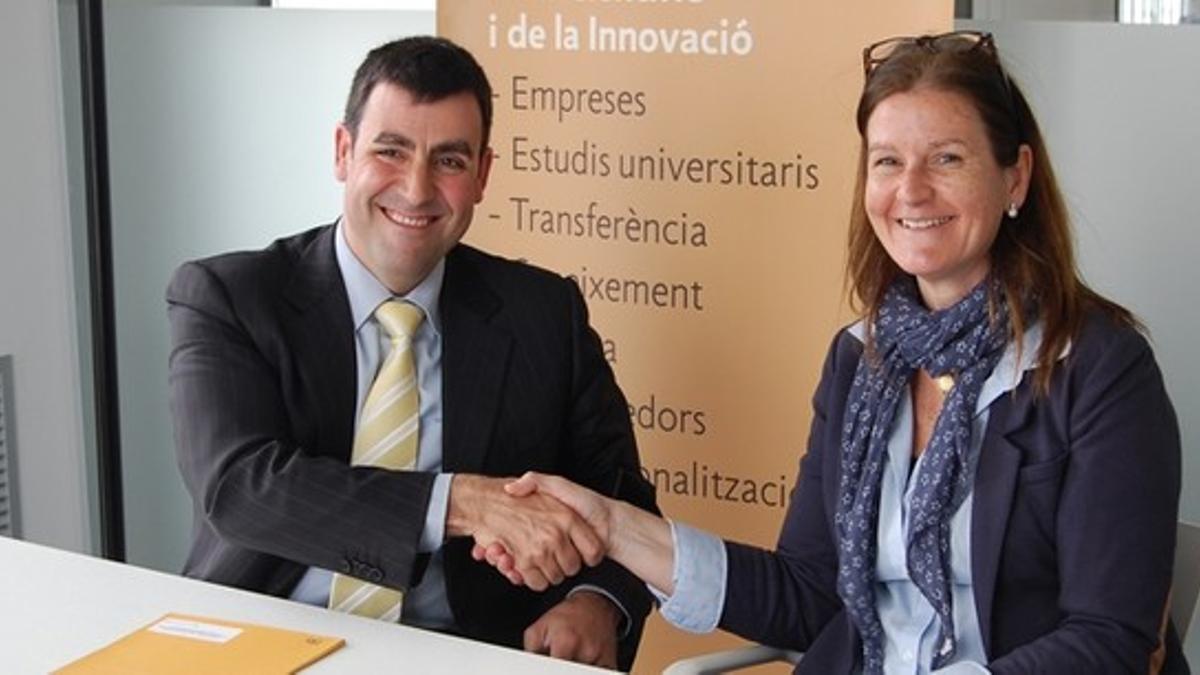 El presidente de la Fundación TecnoCampus, Miquel Rey, y la directora del centro Maristes Champagnat, Montse Torices, durante la firma del convenio.