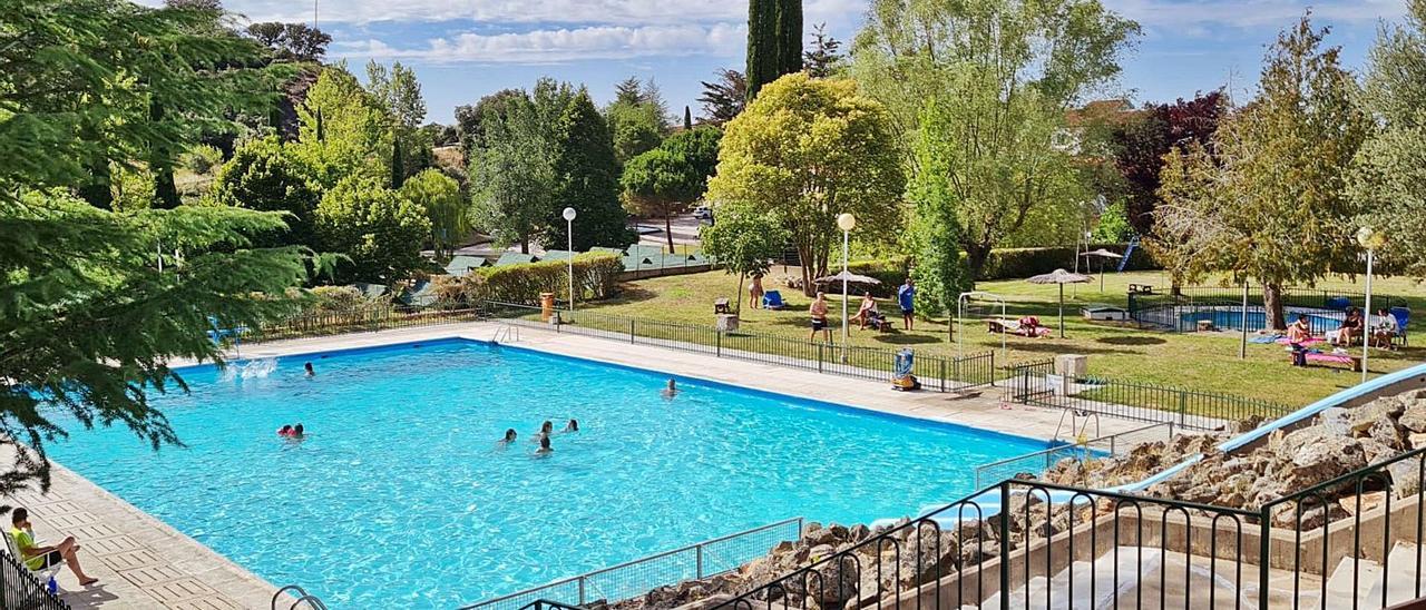 Bañistas en la piscina exterior del balneario de Ledesma, el pasado 23 de julio, cuando volvió a abrir sus puertas. | M. M. M. A.
