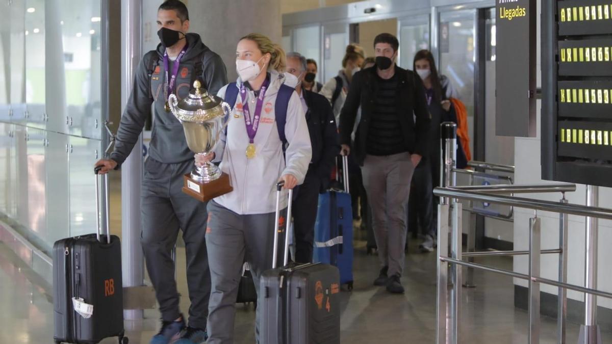 El Valencia Basket femenino llega a València tras ganar la Eurocup.