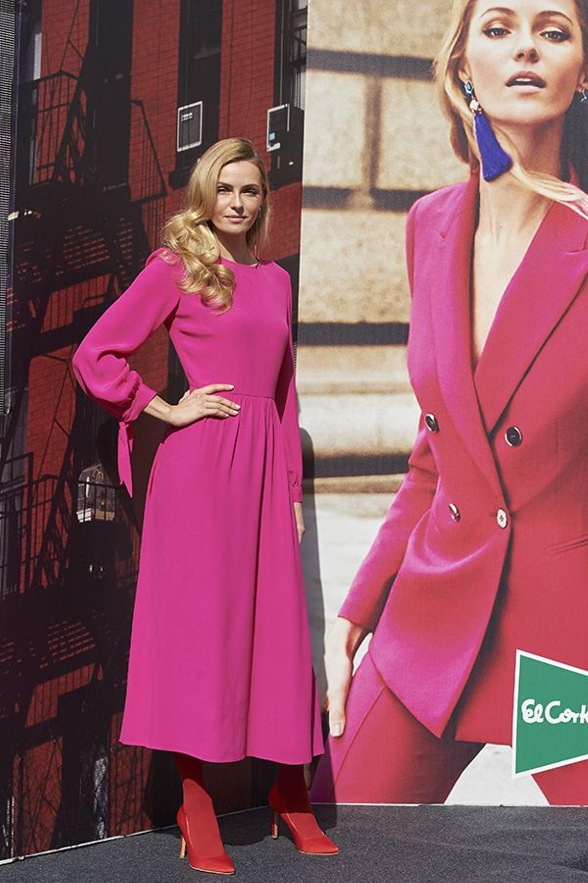 Valentina Zelyaeva con vestido fucsia y zapatos rojos durante la presentación.