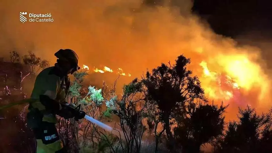 Los servicios de emergencias continúan actuando sobre el incendio forestal de Tírig (Castellón)