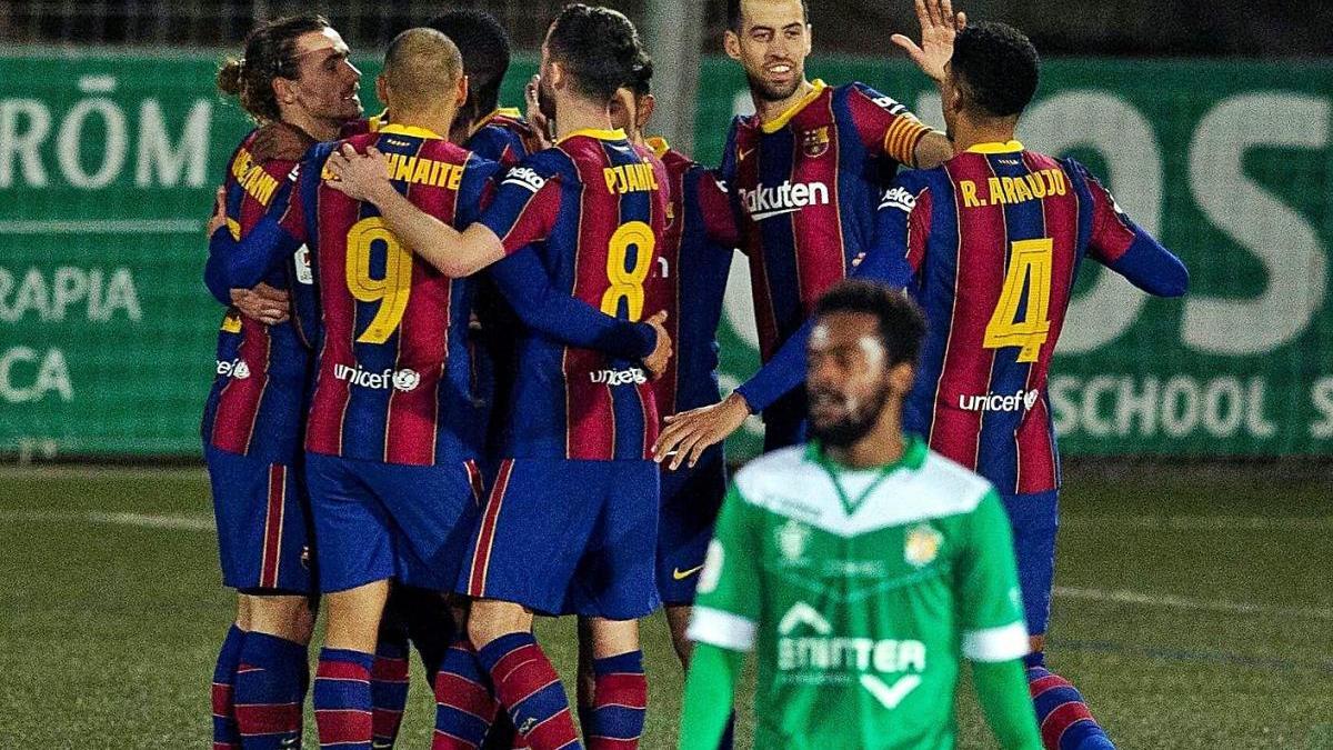 Els jugadors del Barça celebren el gol de Dembélé que va obrir el camí de la victòria.