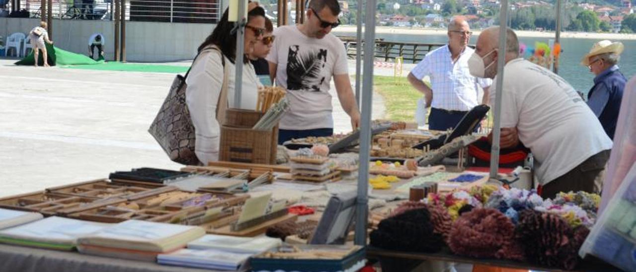 Uno de los puestos de venta de ropa e instrumentos para confeccionar un telar.   | G.N.