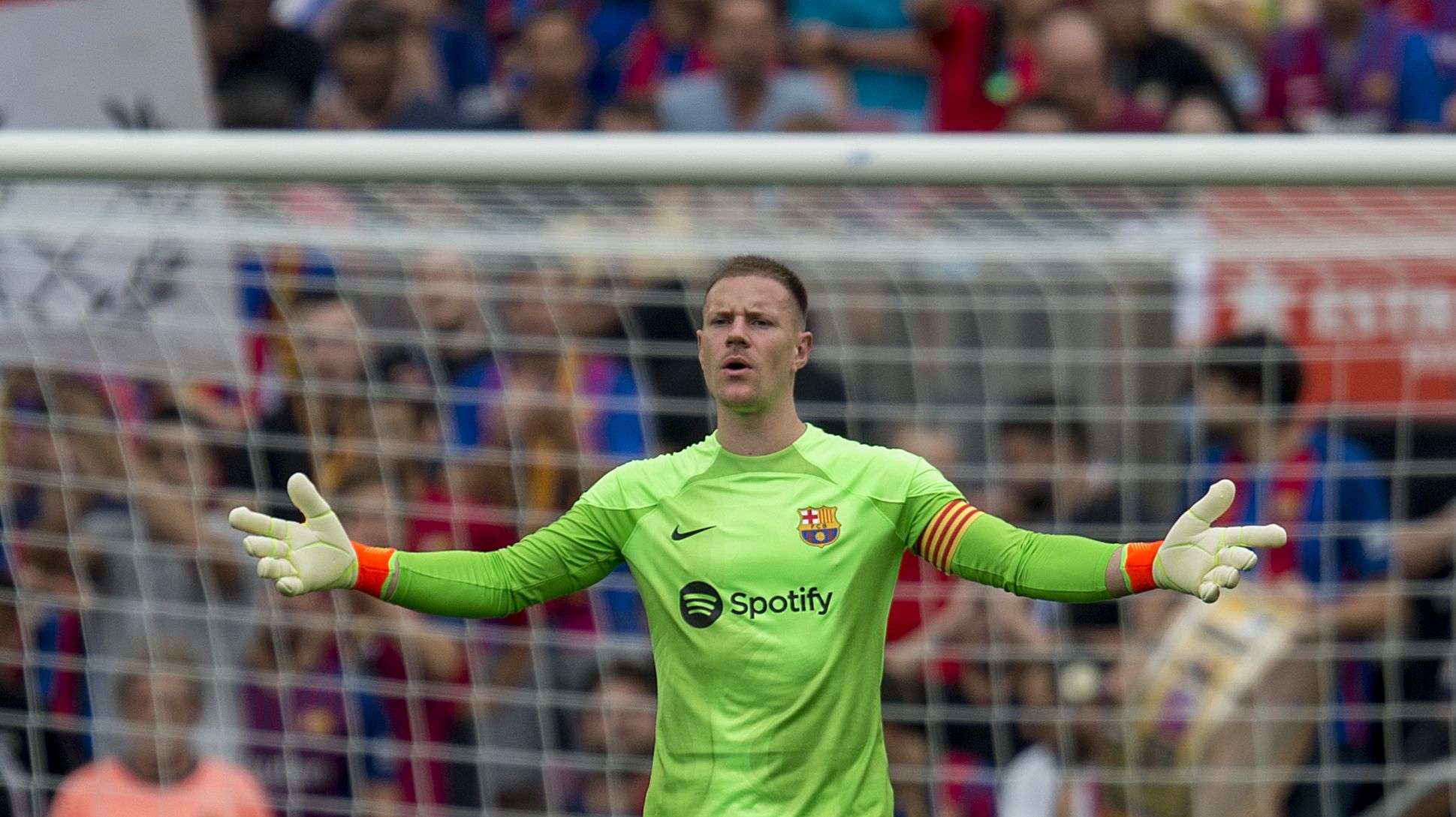 Barcelona 17.09.2022. Deportes. Ter Stegen con el brazalete de capitán protesta una decisión arbitral durante el partido de liga entre el FC Barcelona y el Elche en el Camp Nou. Fotografía de Jordi Cotrina