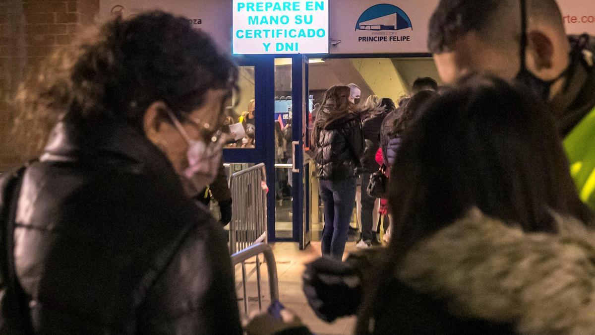 Una mujer muestra el pasaporte covid antes de entrar en un concierto.