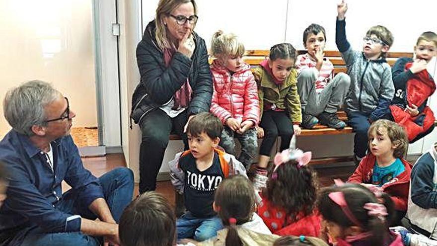 Els alumnes i les educadores de P-4 de l&#039;escola Collbaix, ahir al matí a l&#039;ajuntament amb l&#039;alcalde, Gil Ariso