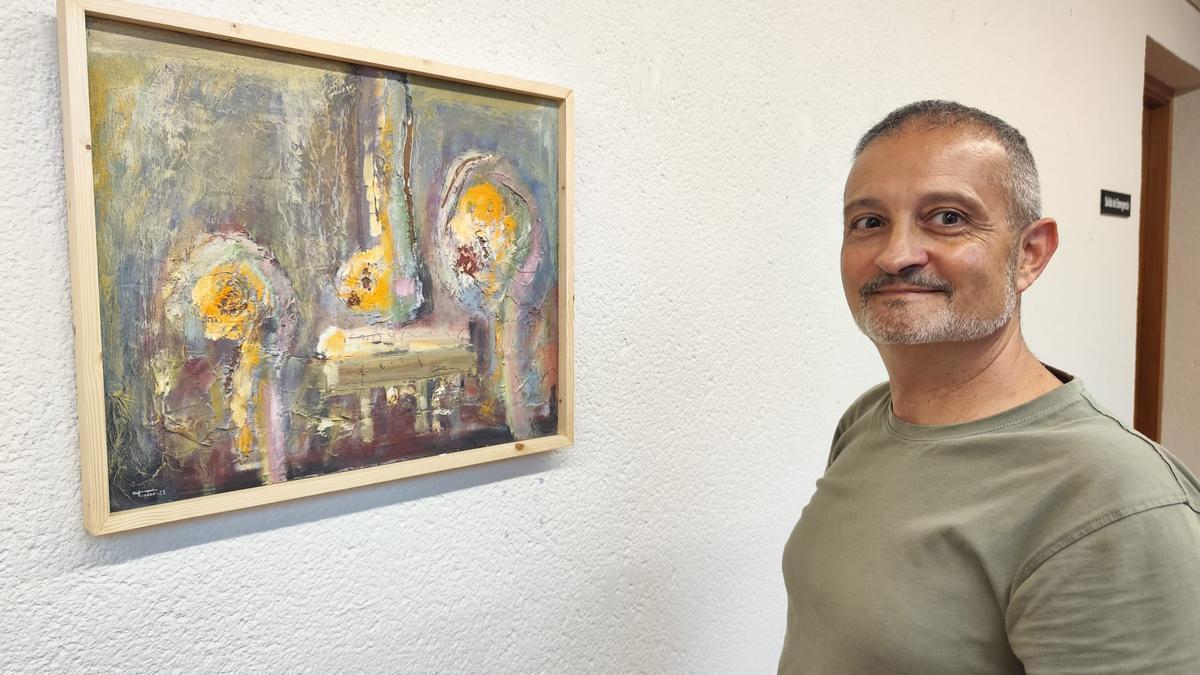 El artista, con una de sus obras, en la Casa de Cultura de Grado.