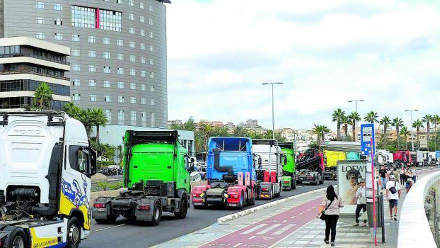 Caravana de camiones durante la protesta del pasado noviembre en Las Palmas. | |