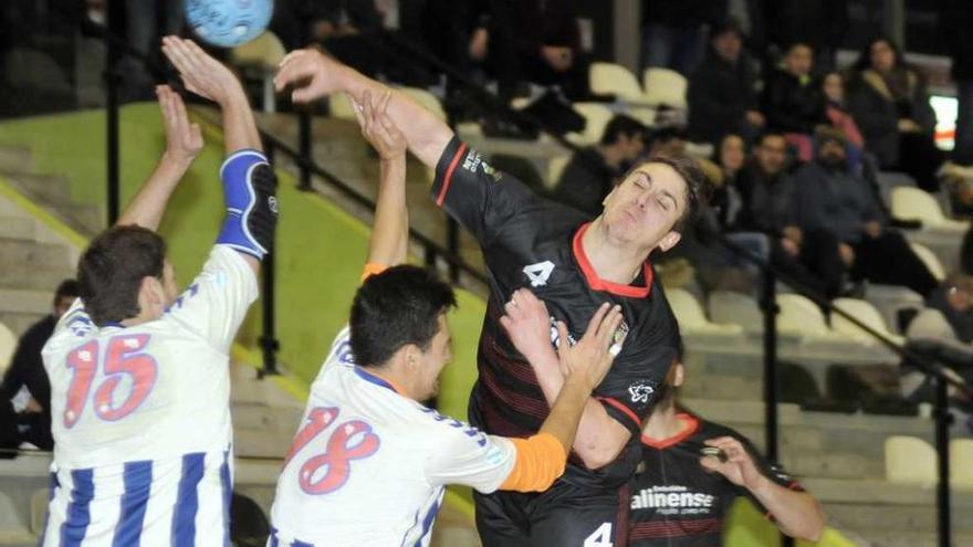 Iván lanza a portería durante el partido disputado ayer en el Lalín Arena. // Bernabé/Javier Lalín