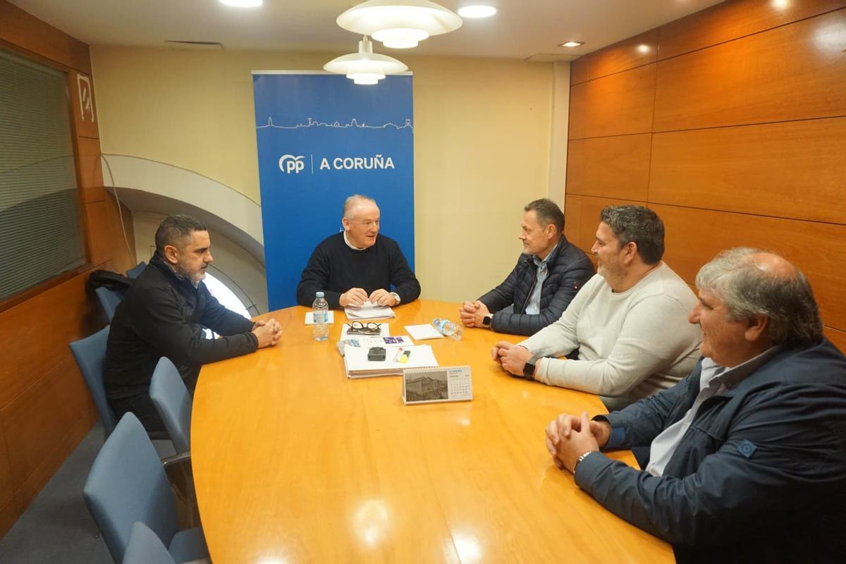 Reunión del PP con los trabajadores de la limpieza viaria