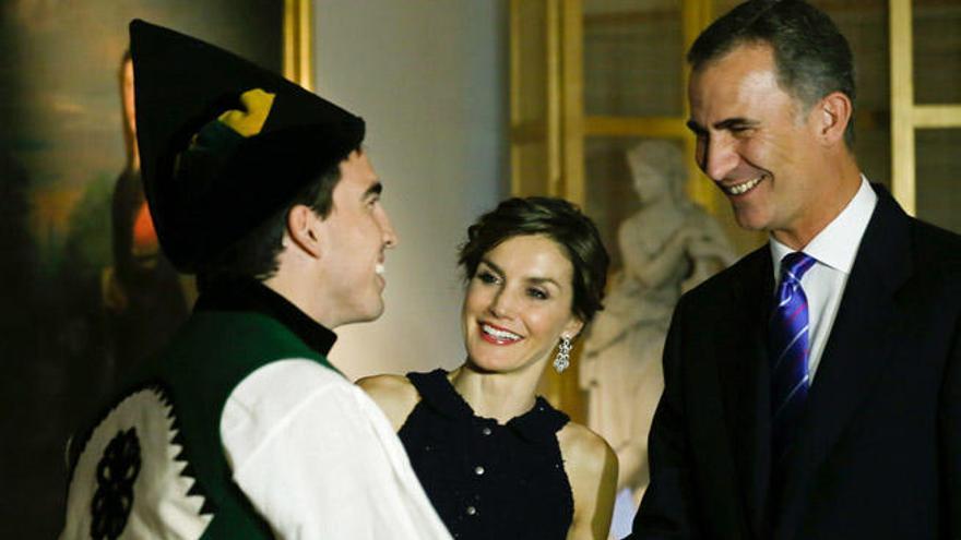 Doña Letizia mira por un microscopio durante la visita de ayer al Instituto Nacional del Cáncer en EE UU.