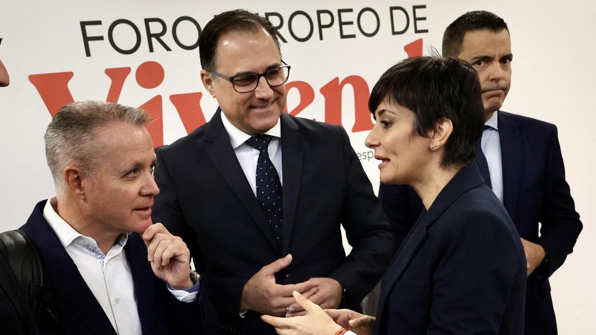 José Ramón Blazquez (Apirm), conversa con la ministra de Vivienda, Isabel Rodríguez, junto al presidente de Frecom, José Hernández.