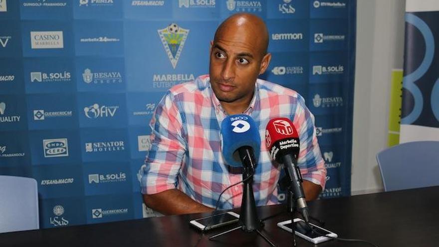 El entrenador del Marbella, en una conferencia de prensa.