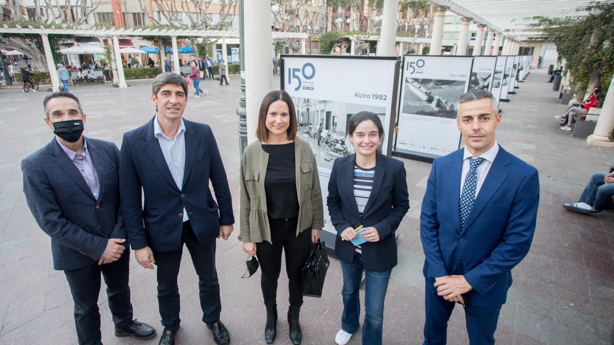 Lydia del Canto, directora de Levante-EMV, junto a los representantes comarcales del grupo Cajamar, patrocinadores de la muestra.