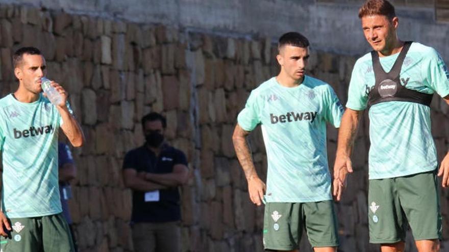 Robert -centro- junto a Joaquín y Juanmi, durante la pretemporada bética