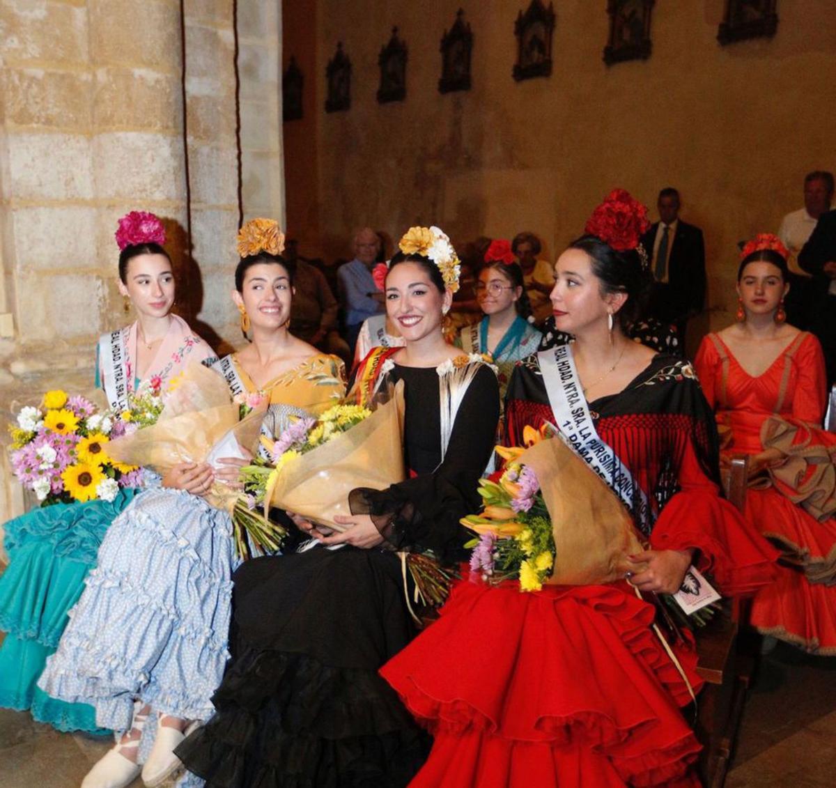 La romera mayor, de negro, junto a su corte de damas de honor.