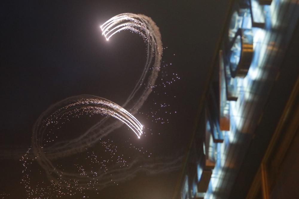 El cielo nocturno de Gijón se llena de luz la víspera del Festival Aéreo