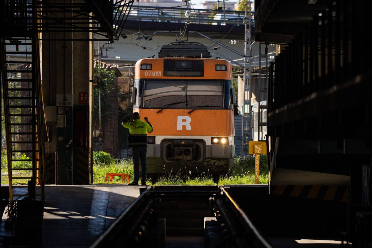 Un tren de Rodalies en los talleres de Sant Andreu.