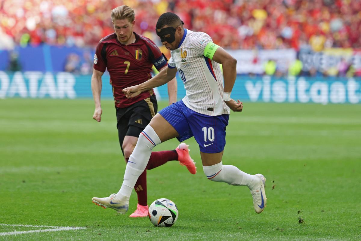 Kylian Mbappé en una acción contra Kevin de Bruyne en los octavos de la Eurocopa 2024