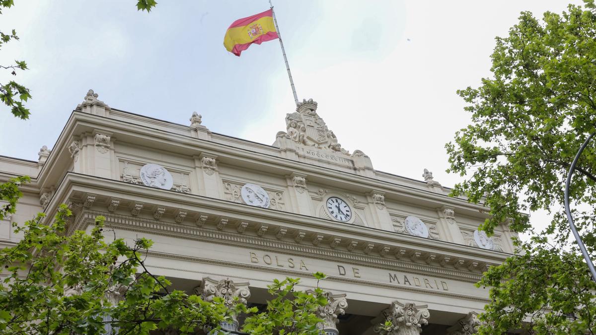 Vista de la fachada del edificio del Palacio de la Bolsa de Madrid (España).