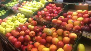 Manzanas de diferentes variedades en un puesto de venta