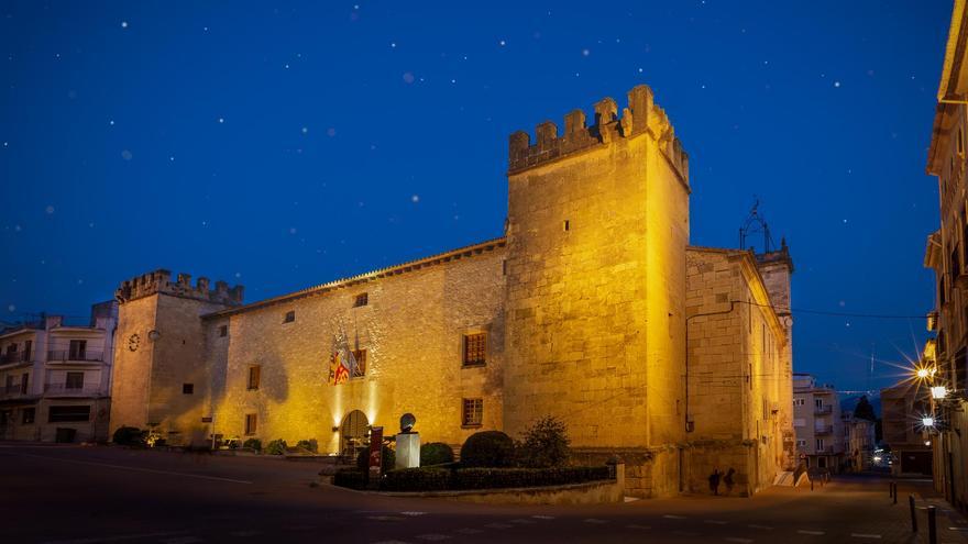 El Palacio-Fortaleza del Marqués de Dos Aguas de Onil se encuentra en pleno centro.