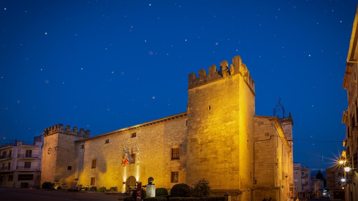 El pueblo de Alicante que esconde un laberinto gigante y una fortaleza: entre jardines y montañas
