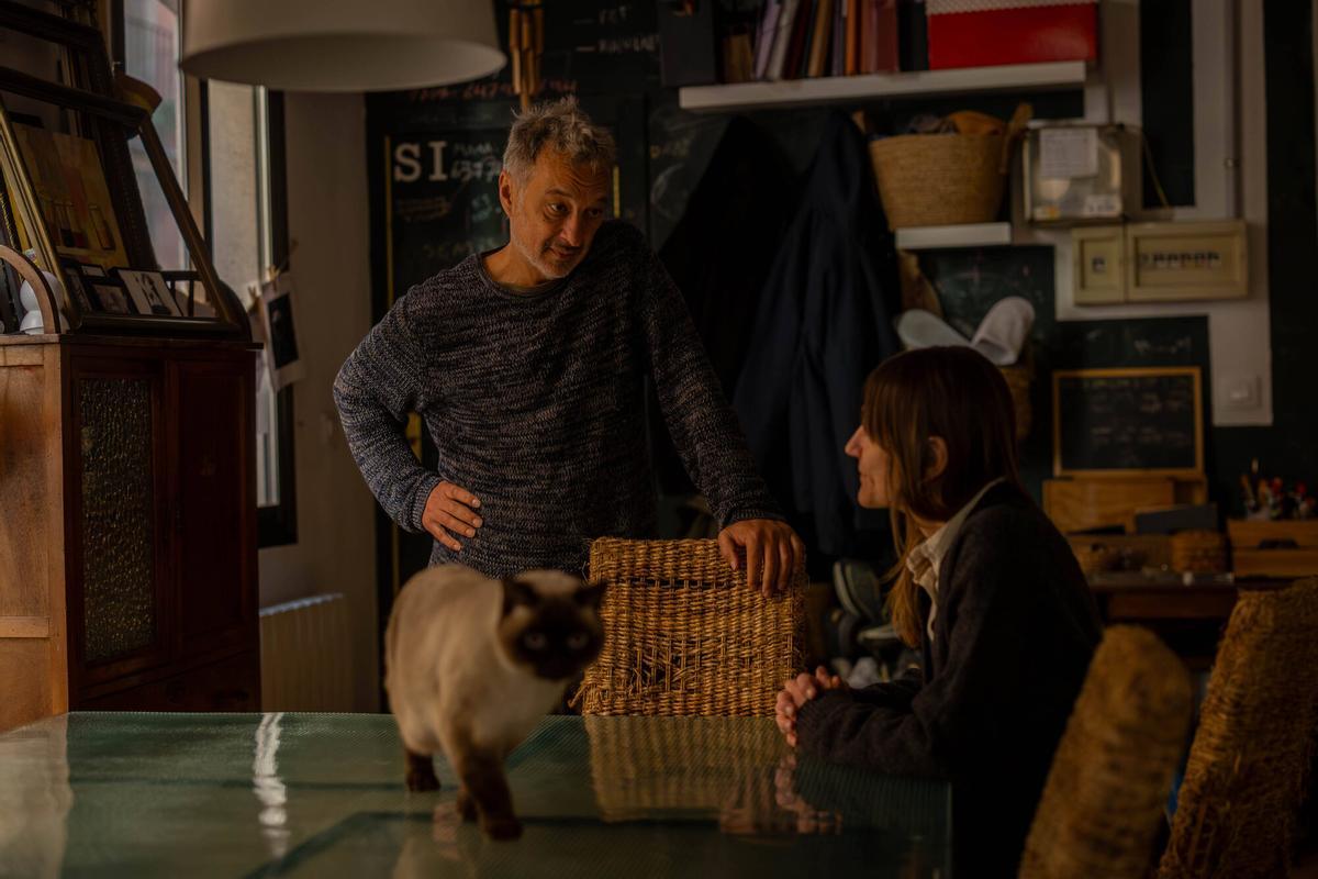 Isidre Santacreu y Sandra Moliner, el pasado lunes en su piso de la calle de Montserrat.